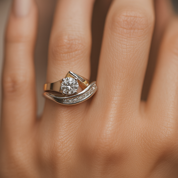 Carla – Asymmetrischer Vintage-Ring aus Gold und Silber mit Zirkonia